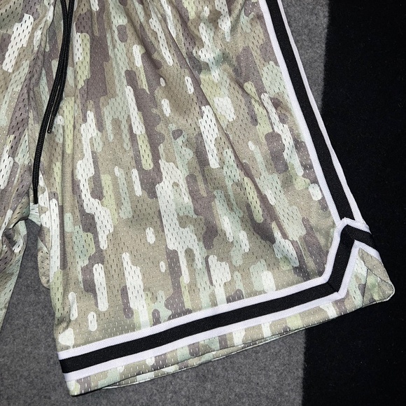 JOHN ELLIOTT Eucalyptus "Game Shorts" MEDIUM NWT size 2 camo - Picture 3 of 8